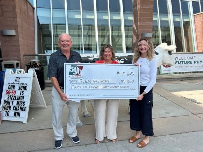 photo of Glen and his daughter and granddaughter holding cheque