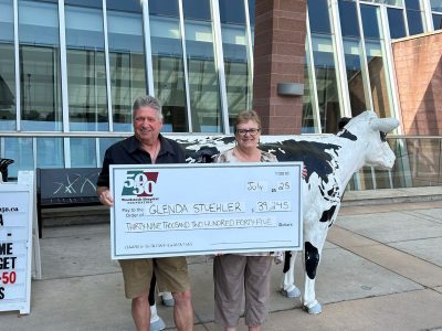 photo of Glenda and her husband holding cheque